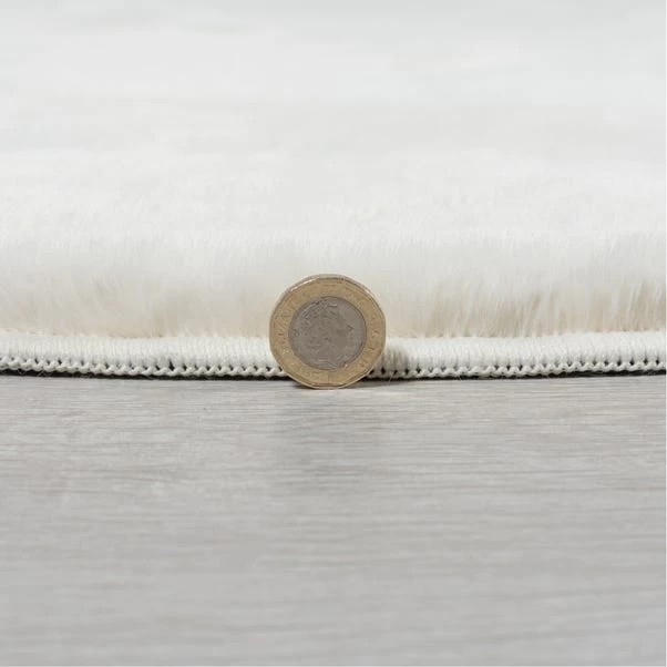 Dunelm Faux Fur Supersoft Lush Rug 3 Dunelm Faux Fur Supersoft Lush Rug - Image 3